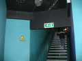Trap van de wachtruimte met de kijkramen naar de opstaphal van <a href="/lemma/Vogel_Rok" title="Vogel Rok">Vogel Rok</a>. Een pictogram waarschuwt voor laserlicht, situatie 1999-2007