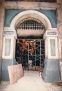 Vallend hek, 07-1985. Het valhek, gezien vanuit de vaargeul. De voorportaal-scène hierachter staat vol met steigers waar decorateurs bezig zijn met afwerking.