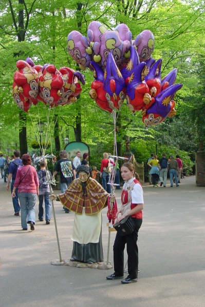 Bestand:Balonnenvrouwtje met balonnen.JPG