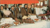 Personeel poserend bij het buffet van het <a href="/lemma/Caf%C3%A9-Restaurant" title="Café-Restaurant">Café-Restaurant</a> in de jaren zeventig