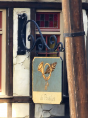 <a href="/lemma/Raveleijn" title="Raveleijn">Raveleijn</a>, gevelbord in de arena: De Postiljon