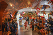 Het <a href="/lemma/Valies" class="mw-redirect" title="Valies">Valies</a>, rechtergedeelte van de &#039;tunnel&#039; tussen voorzijde en achterzijde van de winkel, hier met Pardoes-souvenirs, april <span class="redlink">2009</span>