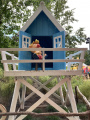 <a href="/lemma/Zomerstrand" title="Zomerstrand">Zomerstrand</a>, luie strandwacht in zijn huisje