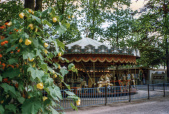 De <a href="/lemma/Anton_Pieckcarrousel" title="Anton Pieckcarrousel">Anton Pieckcarrousel</a> op het <a href="/lemma/Anton_Pieckplein" title="Anton Pieckplein">Anton Pieckplein</a> vóór de <a href="/lemma/Smulpaap" title="Smulpaap">Smulpaap</a>, <a href="/lemma/1997" title="1997">1997</a>