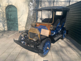 Oude T-Ford nummer 16 van <a href="/lemma/De_Oude_Tufferbaan" title="De Oude Tufferbaan">De Oude Tufferbaan</a> in de tuin van het <a href="/lemma/Efteling_Museum" title="Efteling Museum">Efteling Museum</a>, 2022