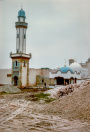 Exterieur, 07-1985. Het exterieur is al grotendeels afgewerkt. De witte kleine steentjes voor de bestrating van het plein zijn reeds geleverd, maar het zal nog even duren voordat het voorplein in gereedheid wordt gebracht.