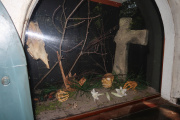 De rechtse vitrine bij <a href="/lemma/Bij_Jonas" title="Bij Jonas">Bij Jonas</a>, gevuld met allerlei griezelige snuisterijen waaronder een overleden <a href="/lemma/Pieckmuis" title="Pieckmuis">Pieckmuis</a>.
