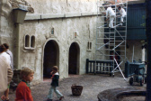 Bouw <a href="/lemma/Spookslot" title="Spookslot">Spookslot</a> 1978. Werkzaamheden aan houtwerk en hemelwaterafvoer Witte Walvis - Foto: collectie Eftepedia