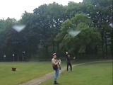 Grasveld, het tegenwoordige <a href="/lemma/Dwarrelplein" title="Dwarrelplein">Dwarrelplein</a>, gezien vanaf de oevers van de <a href="/lemma/Vonderplas" title="Vonderplas">Vonderplas</a>. Op de achtergrond de <a href="/lemma/Spoorwegovergang" title="Spoorwegovergang">spoorwegovergang</a> richting de tegenwoordige <a href="/lemma/Pardoes_Promenade" title="Pardoes Promenade">Pardoes Promenade</a>.