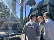 Medewerker van <a href="/lemma/Zierer" title="Zierer">Zierer</a> in overleg met <a href="/lemma/Jacco_Ophorst" title="Jacco Ophorst">Jacco Ophorst</a> bij <a href="/lemma/Hooghmoed" title="Hooghmoed">Hooghmoed</a>