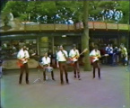De <a href="/lemma/Kurketrekker" class="mw-redirect" title="Kurketrekker">Kurketrekker</a> in <span class="redlink">1981</span> in de achtergrond van de clip van The Shakin&#039; Arrows