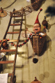 Larfje met hoedje in <a href="/lemma/Lot%27s_Kraamhuys" title="Lot&#039;s Kraamhuys">Lot&#039;s Kraamhuys</a> met kerstdecoratie. Bron: Archief Eftepedia via Maxim De Donder