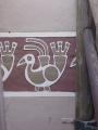 Vogelreliëf (Chimú-stijl uit Chan-Chan) bij trap ingangsportaaltje Piraña in 2002 - Foto: collectie WWCW
