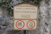 Een dynamisch bordje bij de ingang van het <a href="/lemma/Spookslot" title="Spookslot">Spookslot</a> geeft de tijd van de laatste voorstelling aan. 