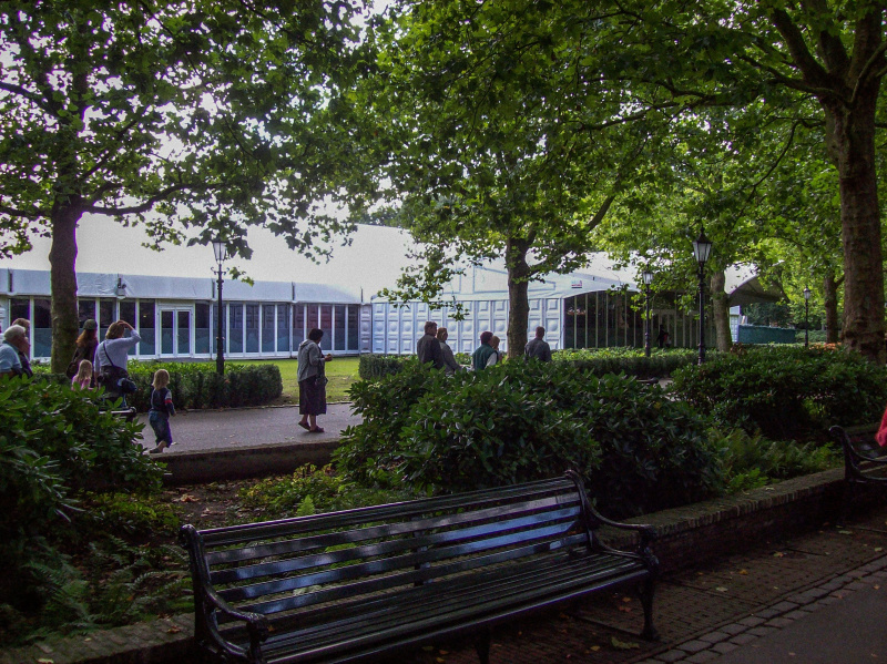 Bestand:Evenemetenhal-dubbelelaan-speelweide-sept08.jpg