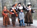 <a href="/lemma/D%27n_Hollanders" title="D&#039;n Hollanders">D&#039;n Hollanders</a> bezingen een jongetje uit het publiek.