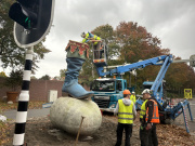 Plaatsen van de laars met daarin <a href="/lemma/Klein_Duimpje" title="Klein Duimpje">Klein Duimpje</a> bij de afslag richting het Efteling-parkeerterrein op de <a href="/lemma/Europalaan" title="Europalaan">Europalaan</a>, 15 oktober 2025