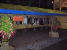 De garderobe van het <a href="/lemma/Marerijkfeest" title="Marerijkfeest">Marerijkfeest</a>, ondergebracht in een tent buiten het <a href="/lemma/Carrouselpaleis" title="Carrouselpaleis">Carrouselpaleis</a>, voor de ingang van het <a href="/lemma/Waterorgel" title="Waterorgel">Waterorgel</a>. 