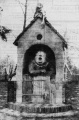 <a href="/lemma/Speeltuin_Gijs" title="Speeltuin Gijs">Speeltuin Gijs</a> in aanbouw, maart <span class="redlink">1959</span>. Rechts en links houten latten om het huisje te stutten. Het deurtje, gemaakt van schaaldelen hout, moet nog gelakt worden. Ook het Holle Bolle Gijs-titelbord dat het ronde gat moet afdekken ontbreekt hier nog.