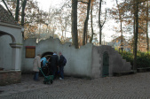 <a href="/lemma/Wagen_Gijs" title="Wagen Gijs">Wagen Gijs</a> met naast hem het net verlengde muurtje, december 2005.