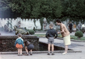 <a href="/lemma/De_Magische_Klok" title="De Magische Klok">De Magische Klok</a> vanaf het <a href="/lemma/Herautenplein" title="Herautenplein">Herautenplein</a> in <a href="/lemma/1962" title="1962">1962</a>