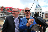 <a href="/lemma/Olaf_Vugts" title="Olaf Vugts">Olaf Vugts</a>, <a href="/lemma/Paul_van_Loon" title="Paul van Loon">Paul van Loon</a> en een raaf bij het bereiken van het hoogste punt van <a href="/lemma/Raveleijn_(gebouw)" title="Raveleijn (gebouw)">Raveleijn (gebouw)</a>, 6 mei 2010