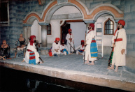 Voorportaal, 02-1986. De voorportaal-scène, een maand voor opening. De figuren van de wachters en de band zijn compleet, alleen het hoofdpersonage, de buikdanseres, ontbreekt nog. De afwerking in het decor lijkt voltooid, al missen wel nog alle rekwisieten.