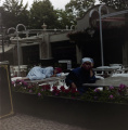 Slapende acteurs op het terras van <a href="/lemma/Het_Witte_Paard" title="Het Witte Paard">Het Witte Paard</a> bij officiële opening van <a href="/lemma/Droomvlucht" title="Droomvlucht">Droomvlucht</a> op 10 juni 1993