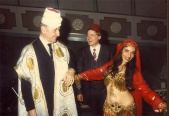 Gepensioneerd katholiek politicus Joseph Luns, Efteling-directeur Ruud de Clercq en buikdanseres Yonina bij de officiële opening van <a href="/lemma/Fata_Morgana" title="Fata Morgana">Fata Morgana</a>.