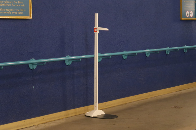 Bestand:Meetpaal Vogel Rok.jpg