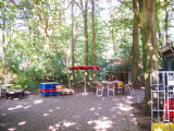 In de voorgrond de personeels-binnenplaats achter <a href="/lemma/Het_Seylend_Fregat" title="Het Seylend Fregat">Het Seylend Fregat</a> en daarachter de voormalig <a href="/lemma/Toiletten_Kanovijver" title="Toiletten Kanovijver">Toiletten Kanovijver</a>, 2008