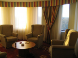 <a href="/lemma/Efteling_Hotel" title="Efteling Hotel">Efteling Hotel</a> - De ronde zithoek van een torenkamer (april 2004)