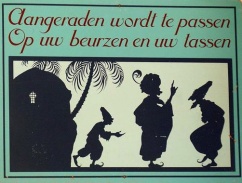 <a href="/lemma/Aangeraden_wordt_te_passen..." title="Aangeraden wordt te passen...">Aangeraden wordt te passen...</a>-bordje bij <a href="/lemma/Fata_Morgana" title="Fata Morgana">Fata Morgana</a>.
