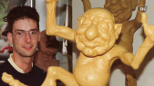 <a href="/lemma/Karel_Willemen" title="Karel Willemen">Karel Willemen</a> poseert met één van de trollen die hij modelleerde voor het <a href="/lemma/Zompenwoud" title="Zompenwoud">Zompenwoud</a>.