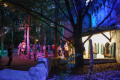 <a href="/lemma/Spookslotplein_(achterzijde)" title="Spookslotplein (achterzijde)">Spookslotplein</a> tijdens <a href="/lemma/Zomeravond" class="mw-redirect" title="Zomeravond">Zomeravond</a> vanaf de uitgang van het <a href="/lemma/Spookslot" title="Spookslot">Spookslot</a> in <a href="/lemma/2009" title="2009">2009</a>, rechts <a href="/lemma/Bij_Jonas" title="Bij Jonas">Bij Jonas</a>