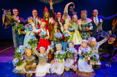Cast van Sprookjesmusical Klaas Vaak met zijn producenten.