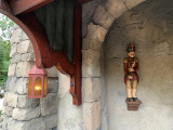 Afdakje en wachterbeeldje van slot De Zes Zwanen - Foto: Eftepedia (2019)