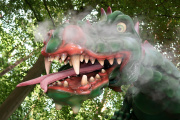 Een kwaad gemaakte <a href="/lemma/Draak_Lichtgeraakt" title="Draak Lichtgeraakt">Draak Lichtgeraakt</a>.