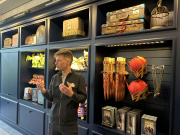 <a href="/lemma/Bas_van_Rijsbergen" title="Bas van Rijsbergen">Bas van Rijsbergen</a> legt zijn ontwerp uit in de Lobby (Wonder Hotel), april 2025