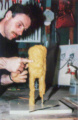 <a href="/lemma/Tiroler_Gijs" class="mw-redirect" title="Tiroler Gijs">Tiroler Gijs</a> wordt in de werkplaats geboetseerd door <a href="/lemma/Hans_Pulles" title="Hans Pulles">Hans Pulles</a>, gefotografeerd van de borden uit de tentoonstelling <a href="/lemma/Er_heeft_er_%C3%A9%C3%A9n_Honger_Hoera_Hoera" title="Er heeft er één Honger Hoera Hoera">Er heeft er één Honger Hoera Hoera</a> in <span class="redlink">2009</span>