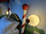 De leeslampjes naast het bed van de <a href="/lemma/Jokie_%26_Jet_Suite" title="Jokie &amp; Jet Suite">Jokie &amp; Jet Suite</a> zijn witte bollen met een rode neus.