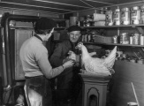 Decorateur <a href="/lemma/Henk_Potters" title="Henk Potters">Henk Potters</a> (waarschijnlijk) schildert <a href="/lemma/De_Stenen_Kip" title="De Stenen Kip">De Stenen Kip</a> op basis van een echte kip. Mogelijk in scène gezet. Omstreeks <span class="redlink">1954</span>