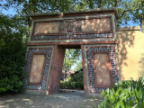 Poort die de kijkzone bij het <a href="/lemma/Pira%C3%B1a" title="Piraña">Piraña</a>-themagebied afscheidt van het erachtergelegen <a href="/lemma/Max_%26_Moritz" title="Max &amp; Moritz">Max &amp; Moritz</a>-gebiet.