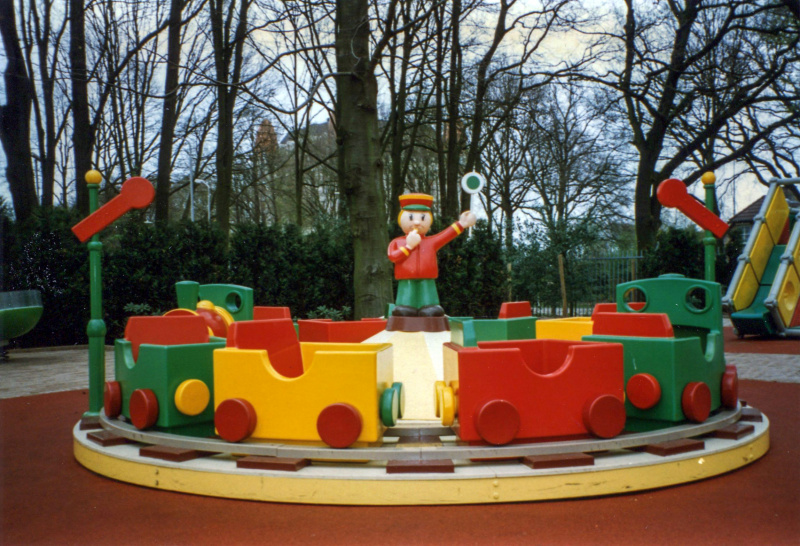 Bestand:Kleuterhof-openingsjaar-01.jpg