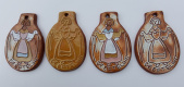 Souvenirhangers van keramiek, midden jaren vijftig ontworpen door <a href="/lemma/Henk_Potters" title="Henk Potters">Henk Potters</a>, afbeeldende de <a href="/lemma/Ganzenhoedster" class="mw-redirect" title="Ganzenhoedster">Ganzenhoedster</a>. Nieuwe afdruk tbv Eftepedia uit originele mal.