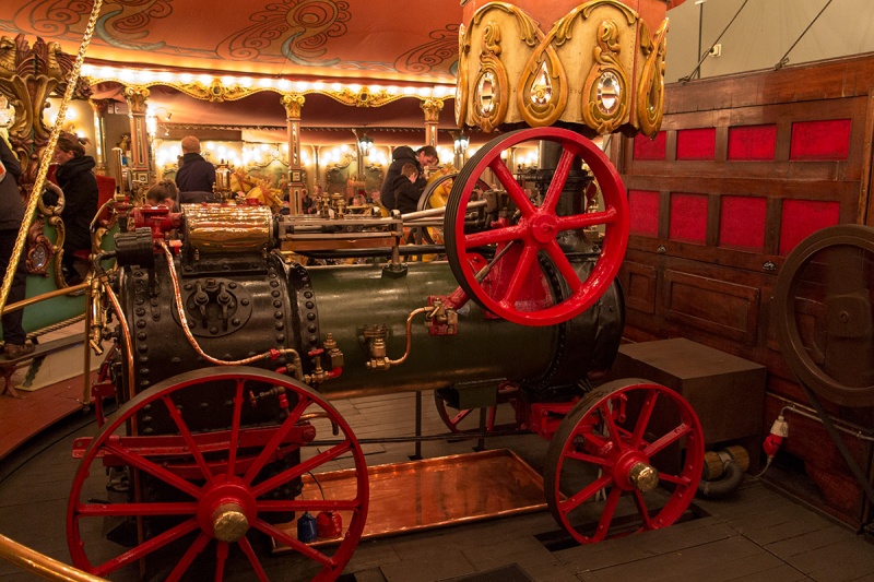 Bestand:Stoomcarrousel-machine.jpg