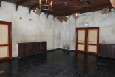 Flitsfoto van de rechterkant van de <a href="/lemma/Tweede_voorshow_(Villa_Volta)" title="Tweede voorshow (Villa Volta)">tweede voorshow</a> van Villa Volta. Rechts een set nooduitgangsdeuren en links de deur richting de <a href="/lemma/Invalidenshow_(Villa_Volta)" title="Invalidenshow (Villa Volta)">invalidenshow</a>.