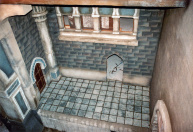 Vallend hek, 06-1985. Vers gevoegde tegels op de rechterkade van de Vallend Hek-scène, gezien vanuit de ramen aan de overkant. Dit is ongeveer het uitzicht dat de knikkende wachter zal hebben, die hier later wordt geplaatst.