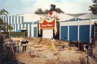 Bouwwerkzaamheden op het plein voor de oude Carnaval Festival-ingang.