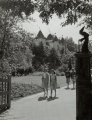 De nieuwe <a href="/lemma/Heksenpoort" title="Heksenpoort">Heksenpoort</a> in <span class="redlink">1954</span> met daarachter het kasteeltje van <a href="/lemma/Doornroosje" title="Doornroosje">Doornroosje</a>.